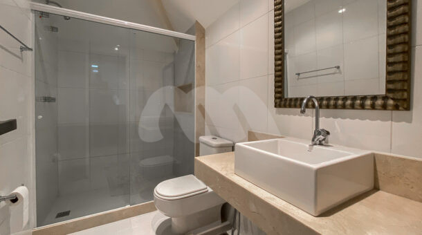 Imagem de banheiro em sotao de casa triplex a venda no santa monica jardins