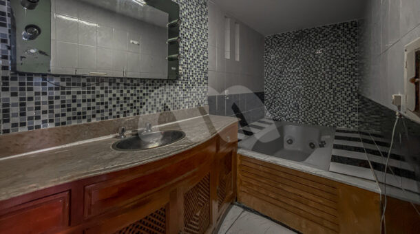 Banheiro suíte master com banheira de hidromassagem - Mansão Exclusiva no condomínio Novo Leblon