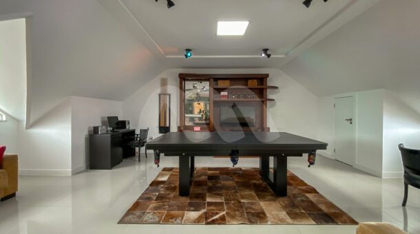 Imagem de sotao com mesa de sinuca e moveis planejados em casa triplex a venda