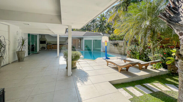Imagem da piscina com vista ampla do imóvel à venda em condomínio de mansões.
