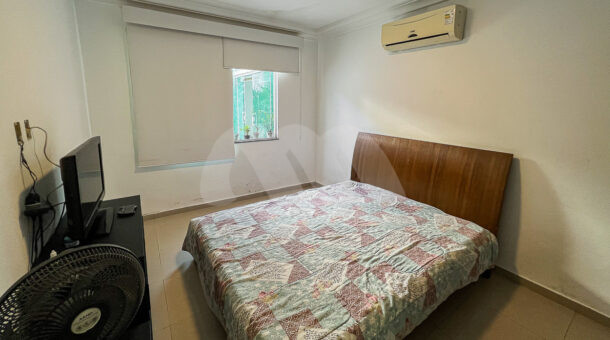 Imagem lateral do quarto com vista da cama da casa à venda em condomínio de alto padrão.