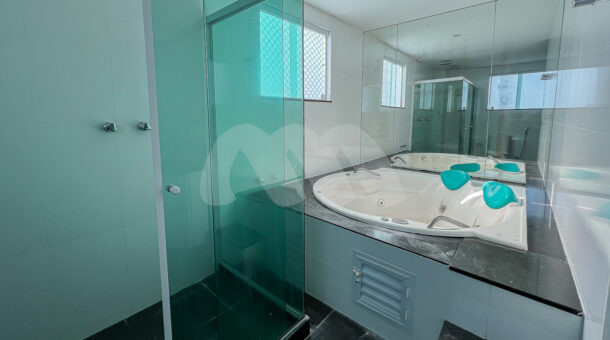 Imagem lateral com vista da banheira da mansão moderna à venda na Muller Imóveis RJ.