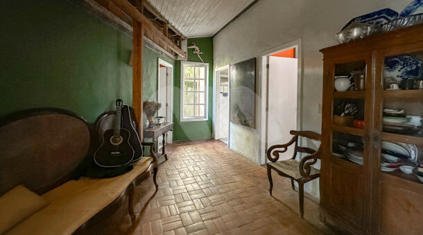 Imagem da sala íntima da casa linear à venda na Muller Imóveis de luxo RJ - Recreio