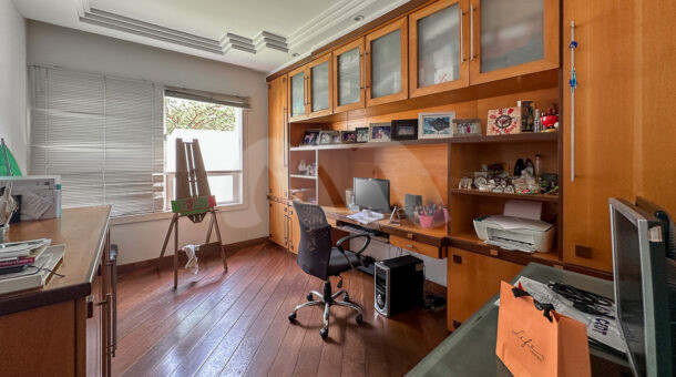 Imagem de escritorio com armarios planejados e mesas em madeira da casa duplex a venda no crystal lake