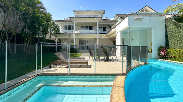 Imagem da piscina com prainha da casa Triplex em estilo tradicional á venda na Barra da Tijuca. Imobiliária de luxo RJ