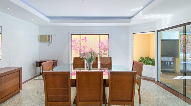 Imagem frontal da mesa de jantar da casa à venda em luxoso condomínio de mansões.