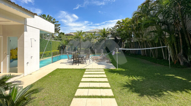 Imagem do quintal com gramado da casa Triplex em estilo tradicional á venda na Barra da Tijuca. Imobiliária de luxo RJ
