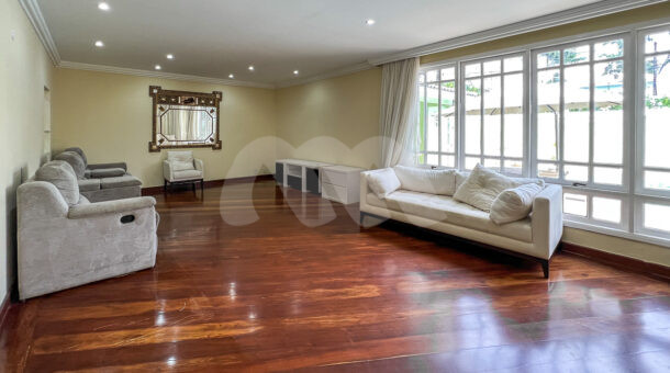 Imagem de sala de estar com piso em madeira da casa duplex a venda na Barra