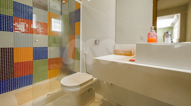 Banheiro suíte decorada - Casa à venda em condomínio de alto padrão.