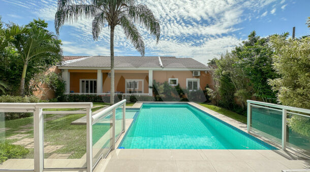 Imagem da área de lazer com ampla piscina da casa à venda na Muller Imóveis RJ no Recreio