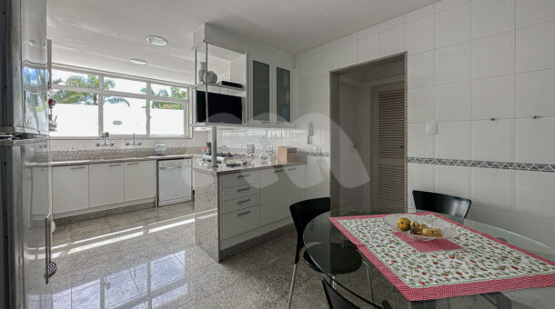Imagem de cozinha com copa em armarios planejados e mesa de vidro redonda da casa duplex a venda na Muller Imoveis RJ