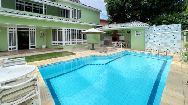 Imagem de piscina em area de lazer da casa duplex a venda na barra da tijuca
