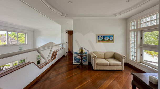 Imagem de hall de segundo pavimento com piso de madeira e teto em gesso da casa a venda na barra
