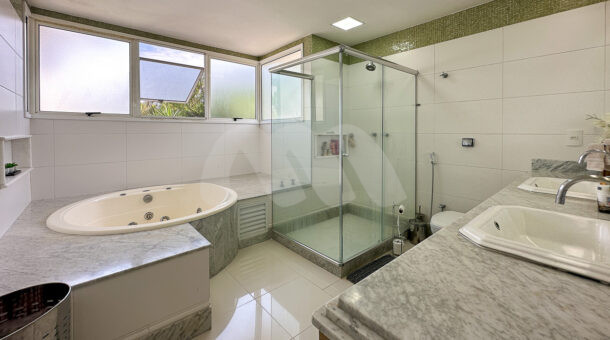 Imagem da banheiro com hidromassagem da suíte master da casa Triplex em estilo tradicional á venda na Barra da Tijuca. Imobiliária de luxo RJ