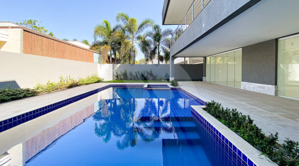 Imagem de piscina com prainha em casa triplex a venda
