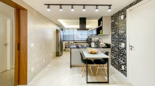 Imagem de cozinhs com mesa de café da manhã, iluminaão em estilo industrial em condominio de luxo no recreio