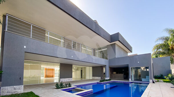 Imagem de ampla casa triplex a venda na Barra da Tijuca