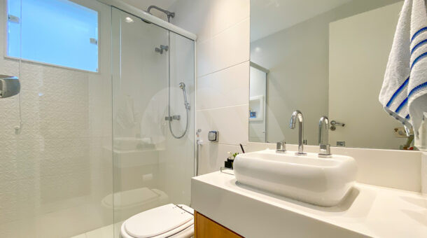 Imagem do lavabo com espelho da casa à venda no Recreio dos Bandeirantes. Imobiliária de luxo RJ