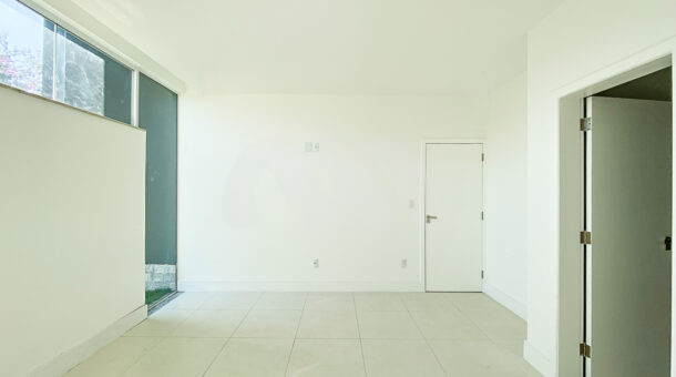 Imagem de quarto com ampla janela em casa triplex a venda