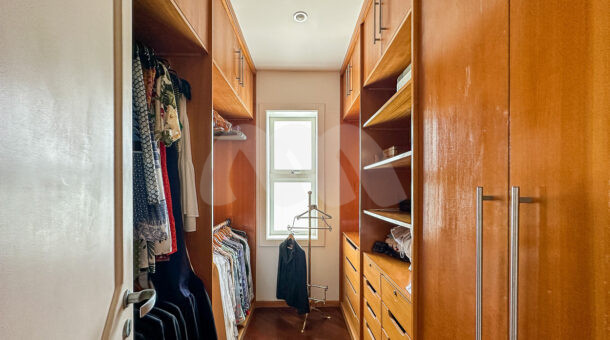 Imagem de closet com armarios planejados em casa a venda na barra
