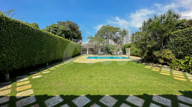 imagem do jardim gramado do Amplo Duplex á venda na Barra da Tijuca
