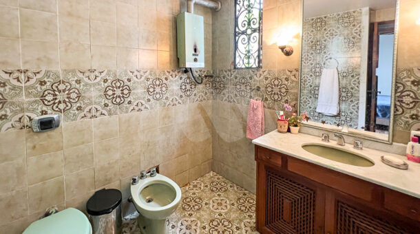 Imagem lateral do banheiro da casa à venda em luxoso condomínio de mansões.
