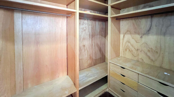Imagem de closet em madeira da casa a venda na Barra
