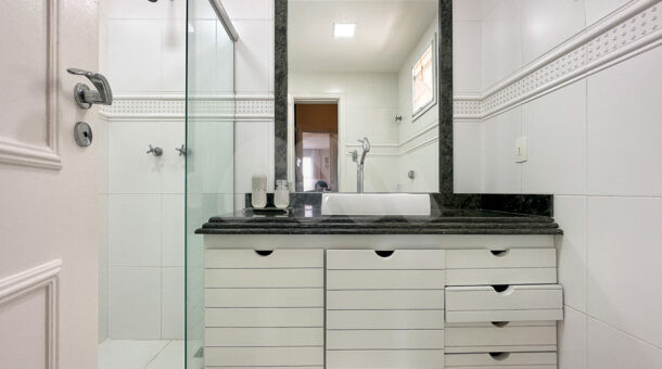 Imagem do banheiro da segunda suíte da casa Triplex em estilo tradicional á venda na Barra da Tijuca. Imobiliária de luxo RJ