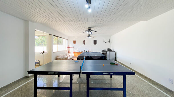 Imagem lateral da mesa de ping pong da casa à venda em prestigioso condomínio.