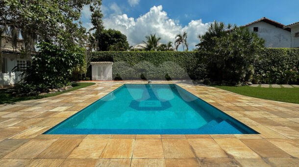 imagem da área externa com piscina do Amplo Duplex á venda na Barra da Tijuca