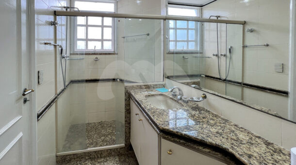 Imagem de banheiro com bancada e piso em pedra de casa duplex a venda