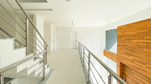 Imagem de hall de segundo pavimento com pe direito duplo em casa triplex a venda