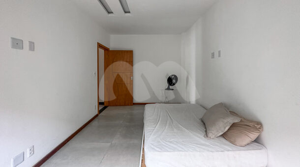 Imagem de quarto com cama de solteiro em casa a venda na Barra