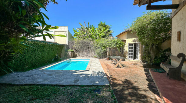 Imagem da área da lazer com piscina e paisagismo da casa linear à venda na Muller Imóveis de luxo RJ - Recreio