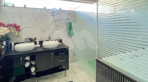 Banheiro da suíte master com banheira - Casa Triplex À venda na Muller Imóveis