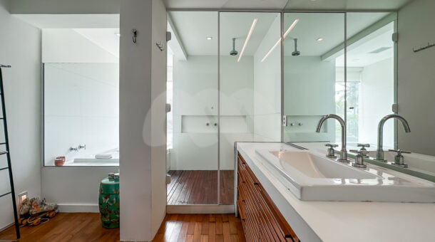 Imagem do banheiro da suíte master da casa duplex no Lagoa Mart Norte à venda na Barra da Tijuca
