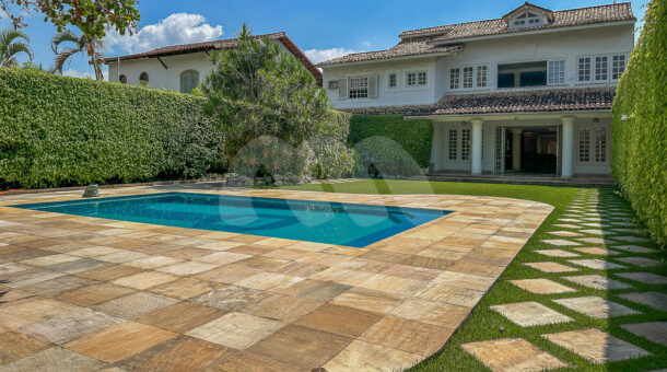 imagem da área externa com piscina do Amplo Duplex á venda na Barra da Tijuca