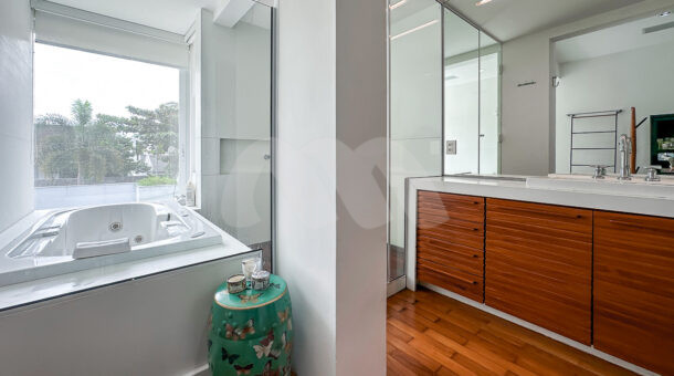 Imagem do banheiro da suíte master com banheira da hidromassagem da casa duplex no Lagoa Mart Norte à venda na Barra da Tijuca