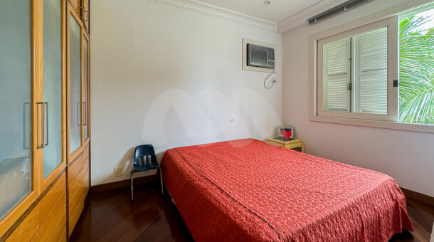 Imagem de quarto com cama de casal e armario em casa duplex a venda