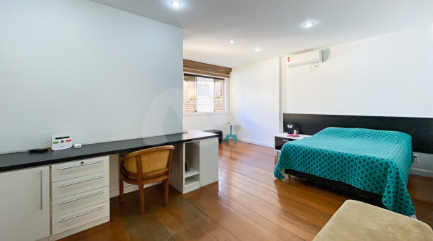 Imagem lateral do quarto com vista da cama do imóvel à venda na imobiliaria Muller Imóveis RJ.