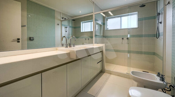 imagem do banheiro da suite da espetacular casa à venda no Santa Mônica Jardins na Barra