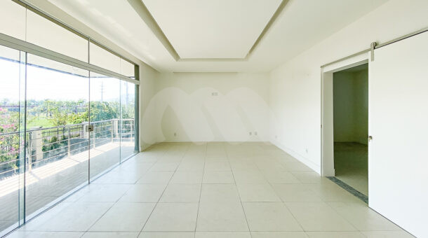 Imagem de ampla suite com acessi a varanda da casa triplex a venda