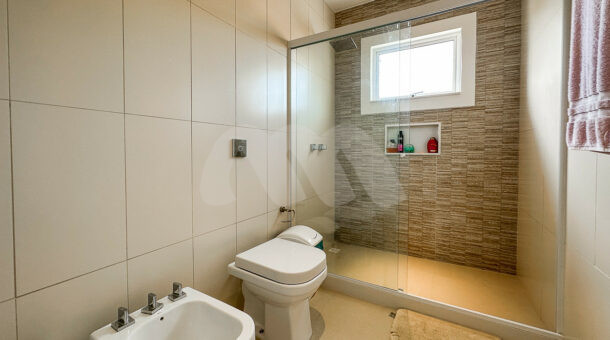 Imagem do banheiro da suite da edícula da casa à venda na Muller Imóveis RJ no Recreio