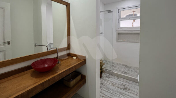 Imagem lateral do banheiro da suite do belissimo imóvel na Barra.