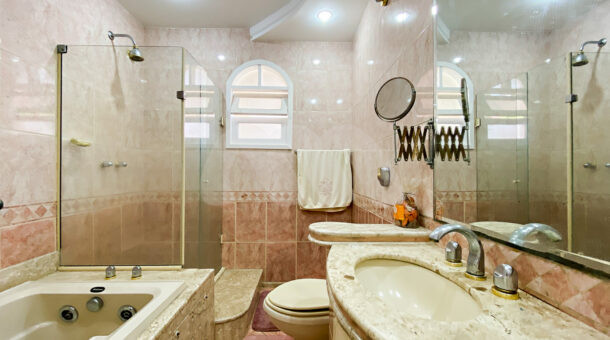 Imagem frontal do banheiro da mansão moderna à venda na Muller Imóveis RJ.