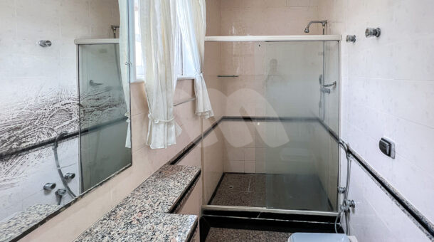 Imagem de banheiro com bancada planejada em casa a venda na Barra