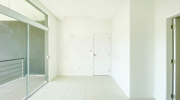 Imagem de quarto com acesso a varanda em casa triplex a venda na Muller Imoveis RJ