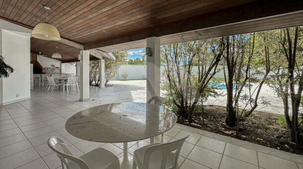 imagem de varanda coberta com mesa redonda e area gourmet em casa a venda na barra