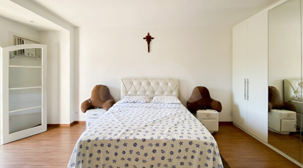 Imagem frontal da casa com vista da cama da casa à venda em condomínio de alto padrão.