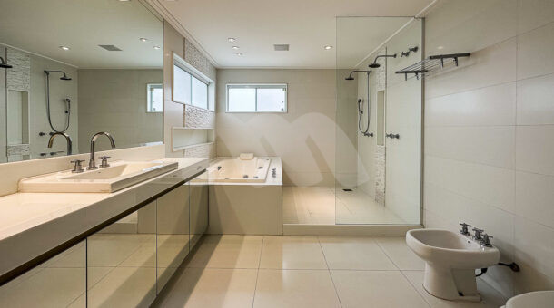 imagem do banheiro com hidro da suite da espetacular casa à venda no Santa Mônica Jardins na Barra